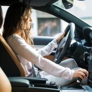 chica con DCA volviendo a conducir