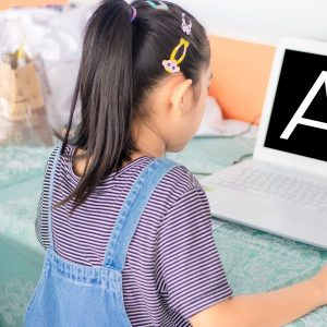 Niña con la plicación Seguridad vial de la A a la Z